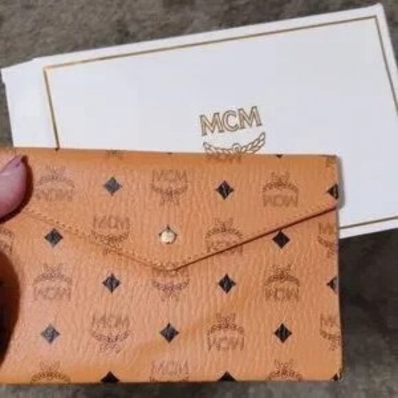 Pick a peach is back... LV, MCM,NWT KS (Cinderella), 2- NWT Michael Kors & Dior - Picture 3 of 12